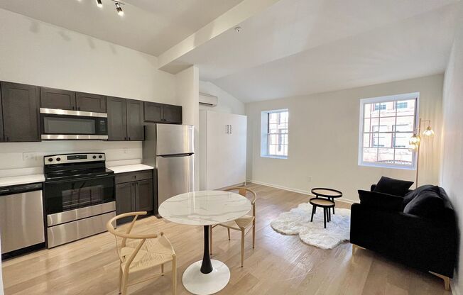 Studio, 1 bath, 400 sqft, $1,724, Unit 305
