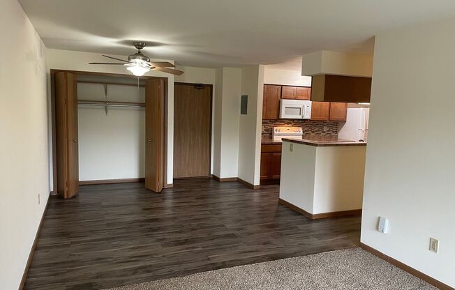 3 beds, 1 bath, 1,040 sqft, $1,695, Unit 3172-303