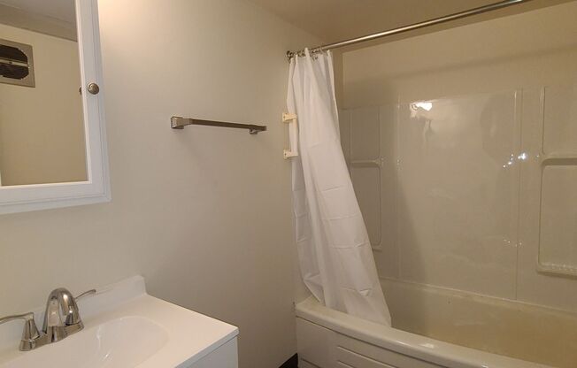 1 bed, 1 bath, 1 sqft, $995, Unit GOV - 508