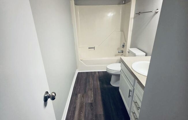 2 beds, 1.5 baths, 880 sqft, $995, Unit 411