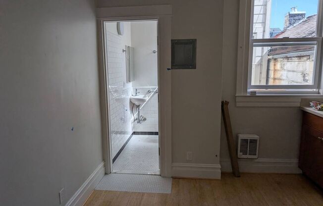 Studio, 1 bath, 325 sqft, $1,950, Unit 561A Shotwell Street