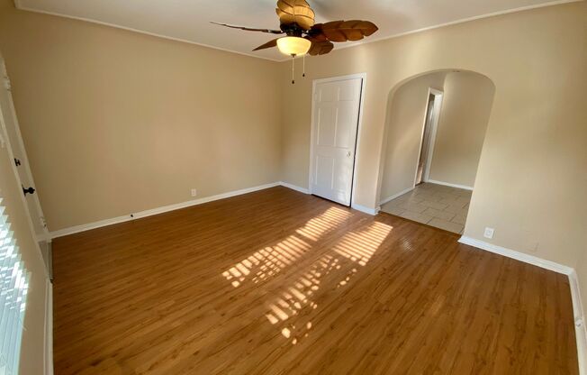 5225 De Longpre Ave