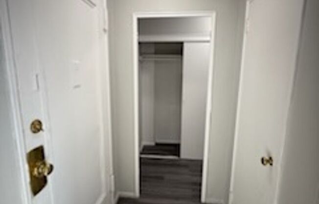 Studio, 1 bath, 400 sqft, $1,200, Unit 404