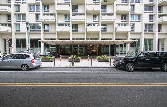 Luxury 1 Bedroom with Balcony, Pool & City Views – Hopkinson House