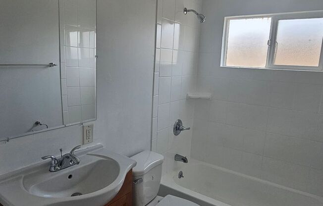 2 BEDROOM 1 BATH Apartment INGLEWOOD- DOWNSTAIRS, Parking included. 1/2 off the 1st month OAC must move in 2 weeks.