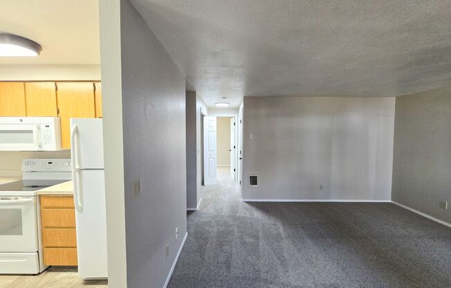 2 beds, 1 bath, 840 sqft, $1,250, Unit 61