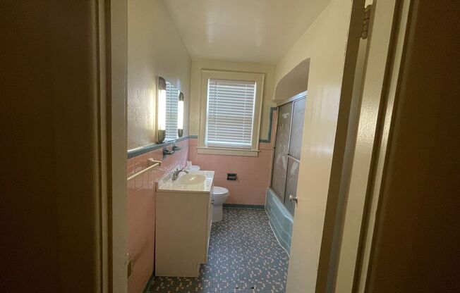 1 bed, 1 bath, 880 sqft, $975, Unit Unit 6