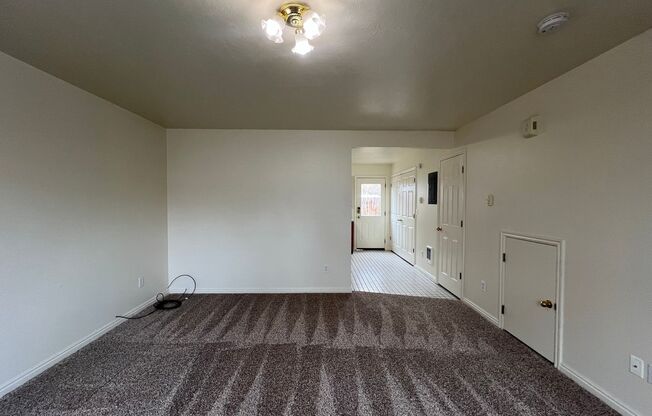 2 beds, 1 bath, $1,050, Unit 210 W Chubbuck # 12