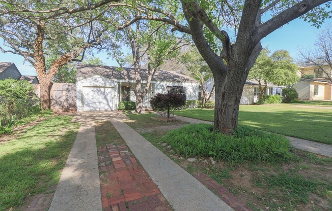 Charming 2-1-1 in one of Fort Worth's safest neighborhoods!