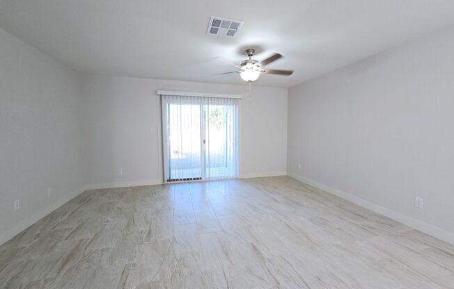 BEAUTIFULLY RENOVATED TOWNHOME! 3BD/2B SINGLE STORY! FRESH PAINT!