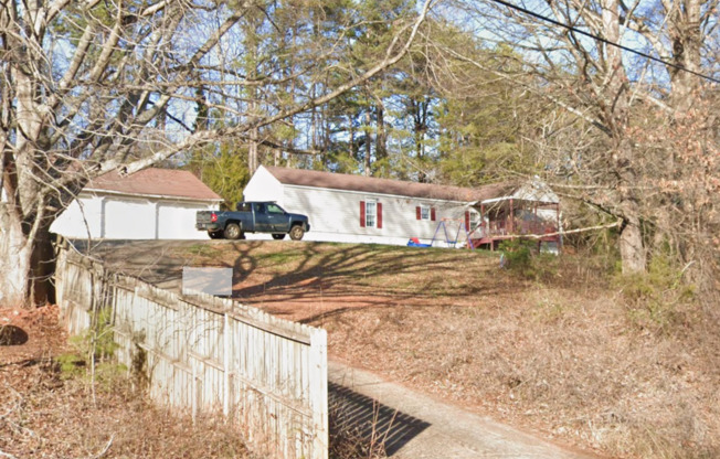 Charming 2 Bed/2 Bath Taylors Home with Spacious Yard & Convenient Greenville Access