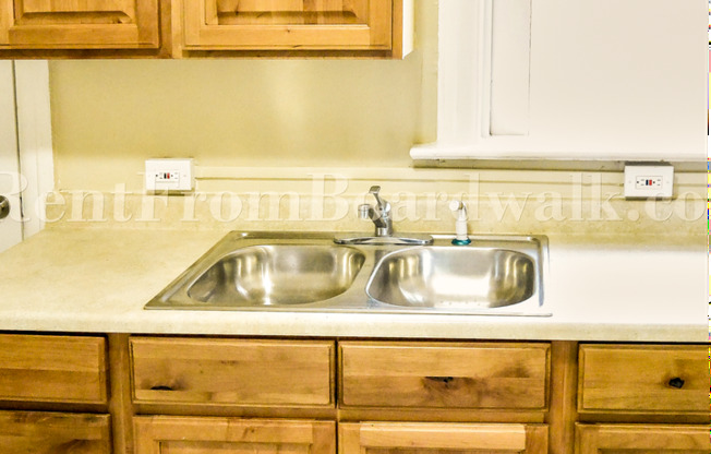 1 bed, 1 bath, 800 sqft, $1,095, Unit 218 W. 300 N. #2