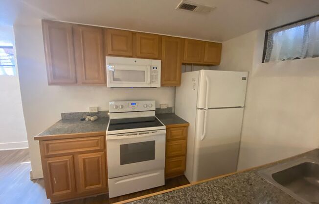 2 beds, 1 bath, $1,295, Unit 1924 South Columbine Street