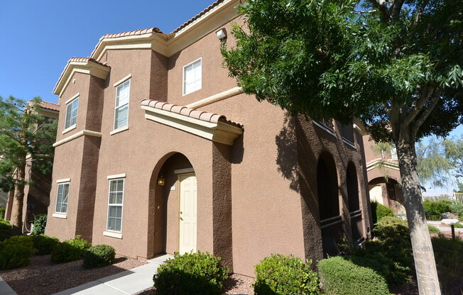 1st Flr Condo 2 Bed W/Den - Gated Community In NW