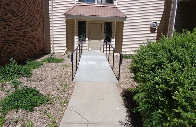 Spacious 1 bed Great location off Sable and Miss. near I-225