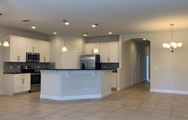 Beautiful 4/3 with fenced yard in Hunters Creek! Available August 2026