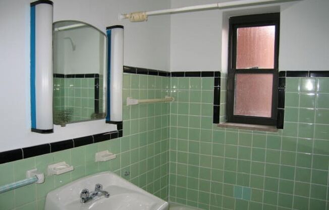 2 beds, 1 bath, 710 sqft, $1,650, Unit 01C