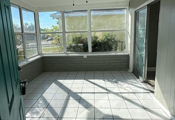 Move-In Ready 4 bedrooms 2 bathrooms property in Sarasota!