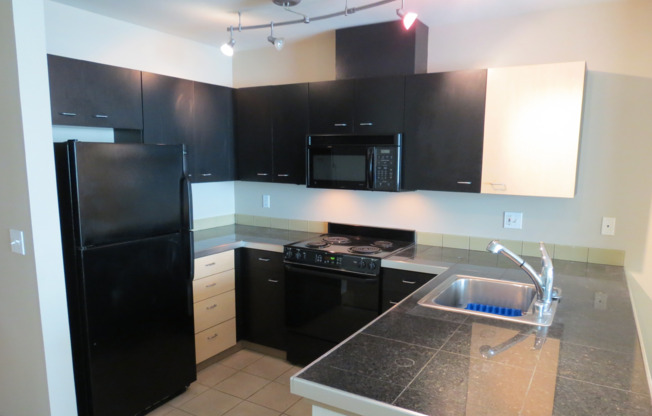 Spacious Belltown Condo @ the Ideal Location!