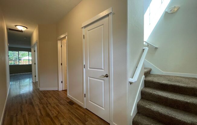 4Bd/3Ba Traditional Hillsboro Home in the Brookwood Neighborhood ~ Close to Nike ~ 2 Car Garage, Washer/Dryer Included!!!