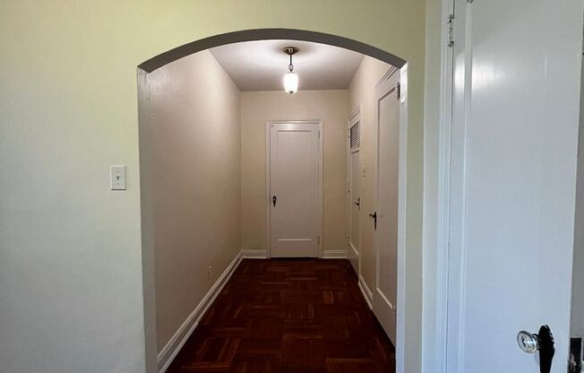 2 beds, 1 bath, 975 sqft, $2,055, Unit Royal York 802