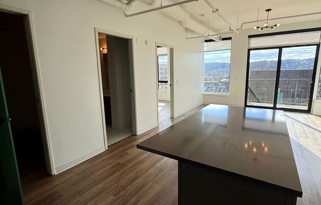 2 beds, 1 bath, 865 sqft, $2,350, Unit Unit 612