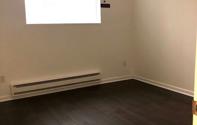 2 beds, 1 bath, 695 sqft, $2,430