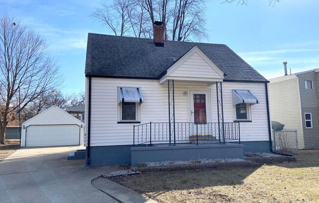 2 Bedroom, 1 Bath Home  & Garage Available in Peoria IL!