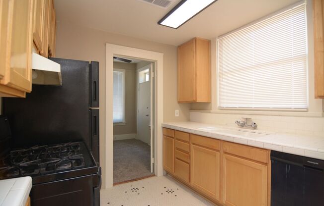 2 beds, 1 bath, $1,595