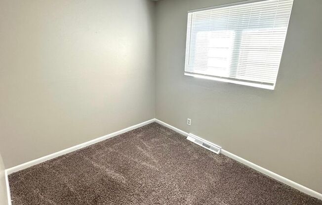 2 beds, 1 bath, 700 sqft, $1,300