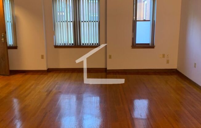 Spacious 1 bed w In Unit Laundry near T.  PARKING INCLUDED