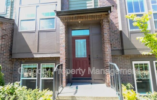 1327 GREENWICH WALK NE