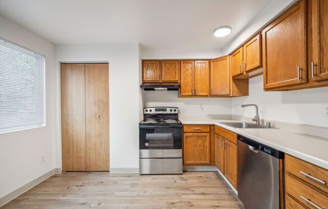 2 beds, 1 bath, 900 sqft, $1,595, Unit 16