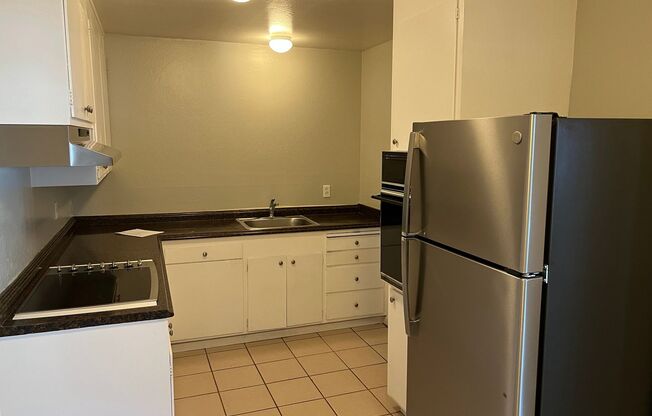 2 beds, 1 bath, $2,000, Unit 25