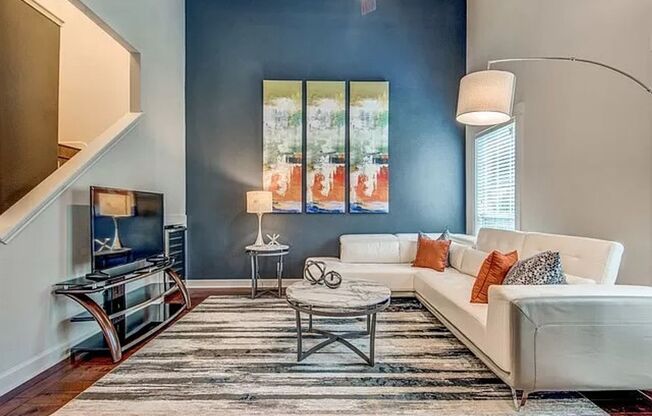 FURNISHED AND EQUIPPED LUXURY TOWNHOME | GATED | 2 SWIMMING POOLS | GREAT LOCATION NEAR MEDICAL & USAA