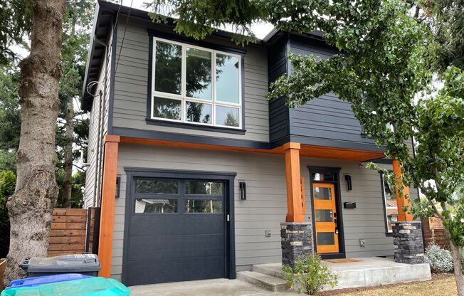 Modern 3 Bedroom + 2.5 bath home in SE Portland!! Brentwood Neighborhood with Air Conditioning!!