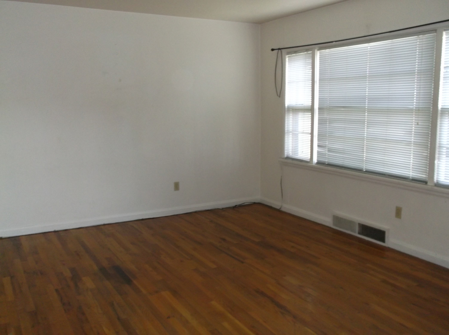 2 BEDROOM, 1 BATHROOM, DUPLEX WITH ALL UTILITIES INCLUDED!