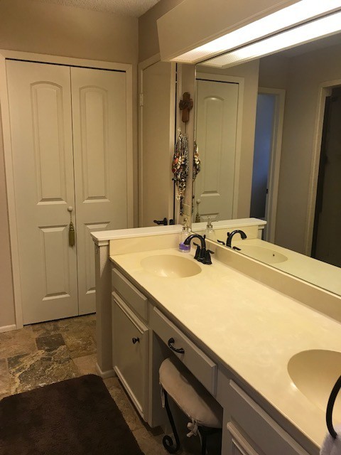 Beautiful home in Blanco Woods w/community pool!