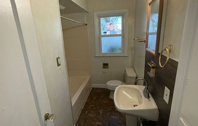 2 beds, 1 bath, $995