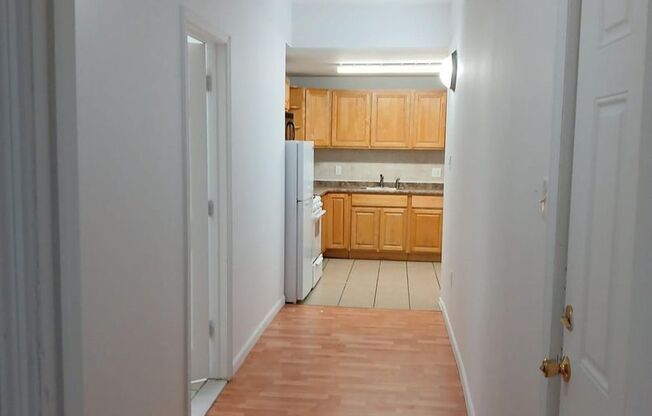 3 beds, 1 bath, $1,300, Unit 1F