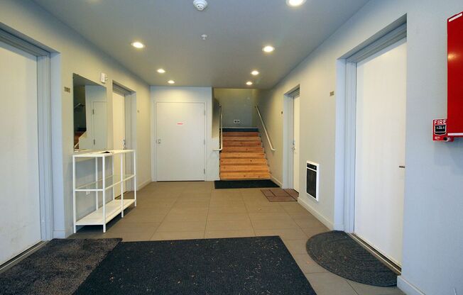**Rent Special!!**Light and Bright New Construction Condo on Interstate MAX Line