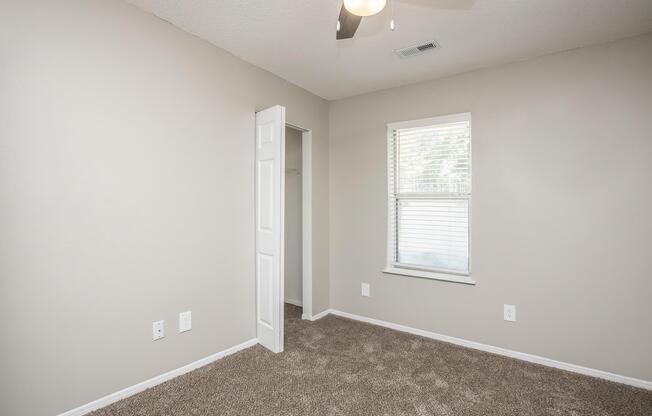 3 beds, 2 baths, 1,096 sqft, $1,550