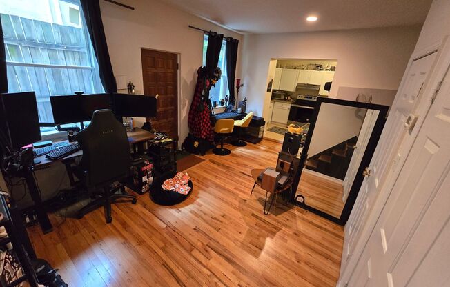 DELIGHTFUL NORTHERN LIBERTIES TOWNHOUSE AVAILABLE AUGUST 10