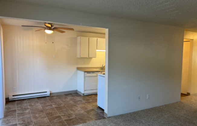 2 beds, 1 bath, 1,000 sqft, $1,295, Unit 11