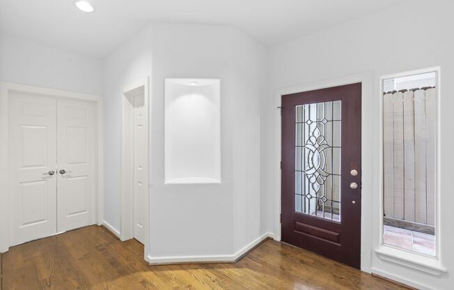 Spacious 3-Bedroom, 3-Bathroom Modern Townhome – No Carpet, Stainless Steel Appliances, and Outdoor Living