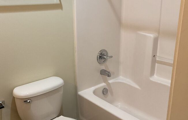 3 beds, 1 bath, 985 sqft, $2,310, Unit 601