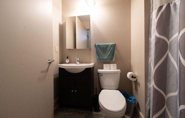 3 beds, 3 baths, $2,500, Unit 107 - C