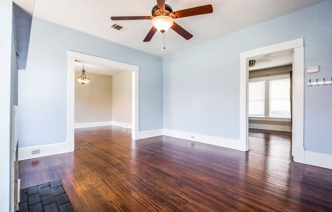 Beautiful Three Bedroom House near Bishop Arts District!