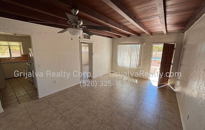 3001-3015 E La Madera Dr