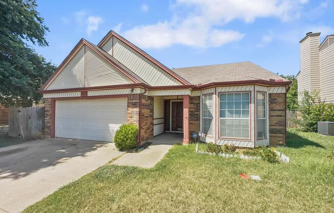 Charming 3-Bedroom Home in Prime Fort Worth Location!